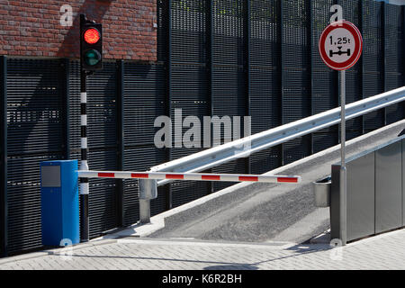 Tiefgarage Rampe mit Barriere und ein rotes Licht. Für das grüne Licht warten. Stockfoto