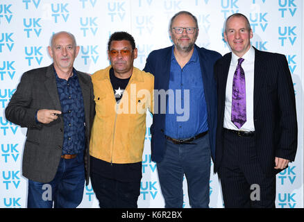 Von Links nach Rechts, Doug Naylor, Craig Charles, Robert Llewellyn und Chris Barrie ankommen für die uktv Live neue Saison starten im Claridge's Hotel, London. Stockfoto