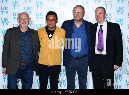 Von Links nach Rechts, Doug Naylor, Craig Charles, Robert Llewellyn und Chris Barrie ankommen für die uktv Live neue Saison starten im Claridge's Hotel, London. Stockfoto