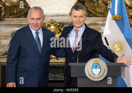 Buenos Aires, Argentinien. 12 Sep, 2017. Argentiniens Präsident Mauricio Macri (R) und der Besuch des israelischen Ministerpräsidenten Benjamin Netanjahu eine gemeinsame Pressekonferenz in Buenos Aires, der Hauptstadt von Argentinien, an Sept. 12, 2017. Quelle: Martin Zabala/Xinhua/Alamy leben Nachrichten Stockfoto