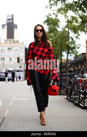 New York City, USA. 08 Sep, 2017. Johanna Olsson zu Fuß auf der Straße während der New York Fashion Week - September 8, 2017 - Foto: Start- und Landebahn Manhattan/Valentina Ranieri *** Für die redaktionelle Nutzung nur*** | Verwendung weltweit/dpa/Alamy leben Nachrichten Stockfoto