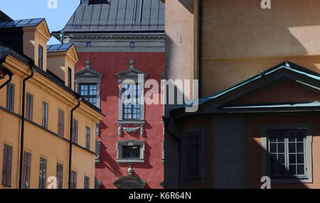 Stockholm, Schweden. 12 Juni, 2017. Schmale Gassen und alte Gebäude mit historischen Fassaden der Altstadt (Gamla Stan) in der schwedischen Hauptstadt Stockholm. Genommen 12.06.2017. Foto: Peter Zimmermann/dpa-Zentralbild/ZB | Verwendung weltweit/dpa/Alamy leben Nachrichten Stockfoto