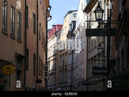 Stockholm, Schweden. 12 Juni, 2017. Schmale Gassen und alte Gebäude mit historischen Fassaden der Altstadt (Gamla Stan) in der schwedischen Hauptstadt Stockholm. Genommen 12.06.2017. Foto: Peter Zimmermann/dpa-Zentralbild/ZB | Verwendung weltweit/dpa/Alamy leben Nachrichten Stockfoto