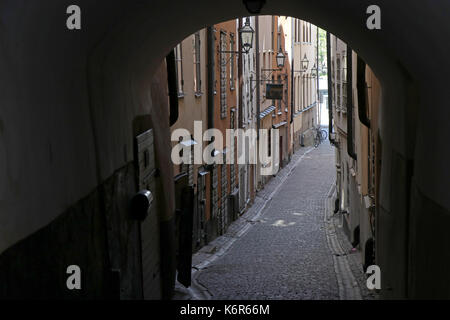 Stockholm, Schweden. 12 Juni, 2017. Schmale Gassen und alte Gebäude mit historischen Fassaden der Altstadt (Gamla Stan) in der schwedischen Hauptstadt Stockholm. Genommen 12.06.2017. Foto: Peter Zimmermann/dpa-Zentralbild/ZB | Verwendung weltweit/dpa/Alamy leben Nachrichten Stockfoto