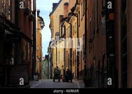 Stockholm, Schweden. 12 Juni, 2017. Schmale Gassen und alte Gebäude mit historischen Fassaden der Altstadt (Gamla Stan) in der schwedischen Hauptstadt Stockholm. Genommen 12.06.2017. Foto: Peter Zimmermann/dpa-Zentralbild/ZB | Verwendung weltweit/dpa/Alamy leben Nachrichten Stockfoto