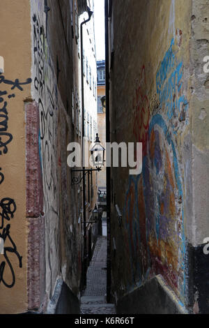 Stockholm, Schweden. 12 Juni, 2017. Schmale Gassen und alte Gebäude mit historischen Fassaden der Altstadt (Gamla Stan) in der schwedischen Hauptstadt Stockholm. Genommen 12.06.2017. Foto: Peter Zimmermann/dpa-Zentralbild/ZB | Verwendung weltweit/dpa/Alamy leben Nachrichten Stockfoto