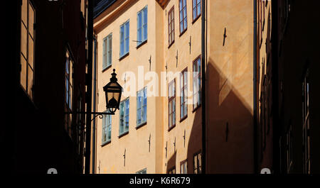 Stockholm, Schweden. 12 Juni, 2017. Schmale Gassen und alte Gebäude mit historischen Fassaden der Altstadt (Gamla Stan) in der schwedischen Hauptstadt Stockholm. Genommen 12.06.2017. Foto: Peter Zimmermann/dpa-Zentralbild/ZB | Verwendung weltweit/dpa/Alamy leben Nachrichten Stockfoto