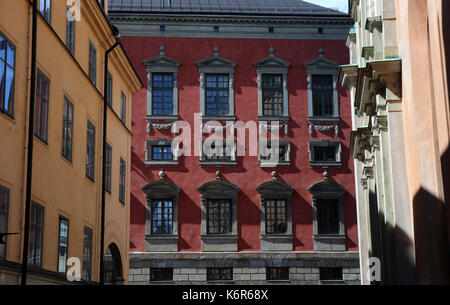 Stockholm, Schweden. 12 Juni, 2017. Schmale Gassen und alte Gebäude mit historischen Fassaden der Altstadt (Gamla Stan) in der schwedischen Hauptstadt Stockholm. Genommen 12.06.2017. Foto: Peter Zimmermann/dpa-Zentralbild/ZB | Verwendung weltweit/dpa/Alamy leben Nachrichten Stockfoto