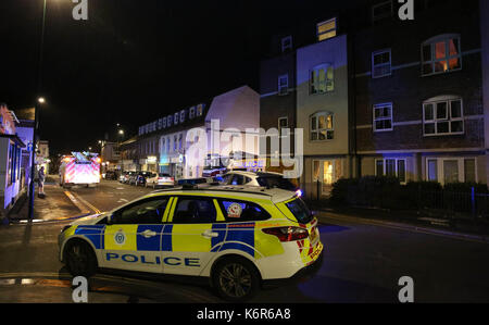 Bognor Regis West Sussex Dienstag, 12. September 2017 ein Wohnblock hat nach einem Brand, der in der 2. Etage in Bognor Regis an diesem Abend gebrochen wurde evakuiert. Anwohner mussten evakuiert werden, nachdem das Feuer im ersten Stock des Mehrfamilienhauses auf Lyon Street brach nur an diesem Abend. Feuer Besatzungen aus Bognor lief zu Phoenix Gericht in der Stadt kurz nach 7:00 Uhr an diesem Abend. Polizei abgesperrt, um die Gegend zu Feuerwehr und einen lokalen Verkehr Umleitung unterstützen eingeführt wurde. Credit: uknip/Alamy leben Nachrichten Stockfoto