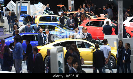 Frankfurt am Main, Deutschland. 12 Sep, 2017. Volkswagen präsentiert seine neuen Modelle auf der Internationalen Automobil-Ausstellung (IAA) (Internationale Automobil-Ausstellung) Frankfurt am Main, Deutschland, 13. September 2017. Von 14-24 September Hersteller präsentieren ihre Innovationen auf der weltgrößten Automobilausstellung. Foto: Arne Dedert/dpa Quelle: dpa Picture alliance/Alamy leben Nachrichten Stockfoto