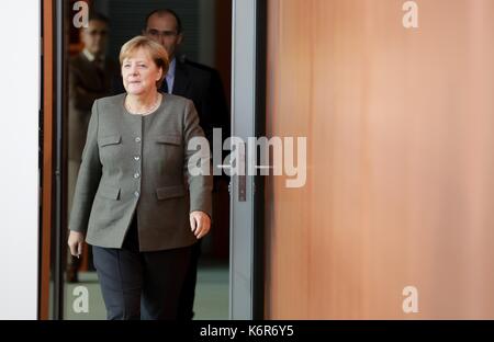 Berlin, Deutschland. 13 Sep, 2017. dpatop - Die deutsche Bundeskanzlerin Angela Merkel (CDU) kommt an der Kabinettssitzung im Bundeskanzleramt in Berlin, Deutschland, 13. September 2017. Foto: Kay Nietfeld/dpa/Alamy leben Nachrichten Stockfoto