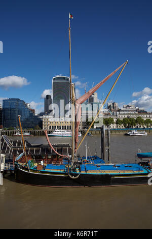 London, Großbritannien. 13 Sep, 2017. Hell und blustery Tag mit blauen Himmel in London nach Sturm Aileen. Credit: Keith Larby/Alamy leben Nachrichten Stockfoto