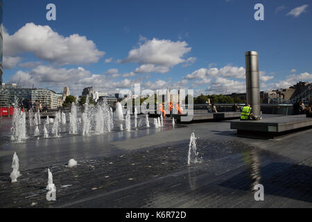 London, Großbritannien. 13 Sep, 2017. Hell und blustery Tag mit blauen Himmel in London nach Sturm Aileen. Credit: Keith Larby/Alamy leben Nachrichten Stockfoto