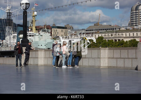 London, Großbritannien. 13 Sep, 2017. Hell und blustery Tag mit blauen Himmel in London nach Sturm Aileen. Credit: Keith Larby/Alamy leben Nachrichten Stockfoto