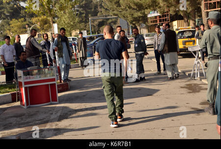 Kabul, Afghanistan. 13 Sep, 2017. Mohammad Hashemi (C), ein afghanischer Asylbewerber aus der unruhigen Provinz Helmand aus Deutschland abgeschoben kommt am internationalen Flughafen von Kabul nach seinem Fall wurde abgelehnt, Afghanistan, 13 September 2017. Es ist das erste kollektive Abschiebung nach Afghanistan nach dem 31. Mai Angriff in Kabul, während der der Deutschen Botschaft schwer beschädigt wurde. Foto: Mohammad Jawad/dpa Quelle: dpa Picture alliance/Alamy leben Nachrichten Stockfoto