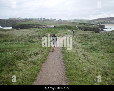 Newquay, Cornwall, England. 13 Sep, 2017. Sturm Aileen - Der erste Tropensturm der Saison, verursacht stürmische Meere und Gale force Winde in Newquay. Menschen mutig die Winde entlang Porth Insel zu gehen. Credit: Nicholas Burningham/Alamy leben Nachrichten Stockfoto