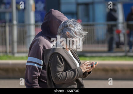 Blackpool, Großbritannien. 13 Sep, 2017. UK Wetter. Starke Winde an der Küste als Sturm Aileen ist aufgrund der nord-west Resorts, mit Winden von bis zu 70 mph erwartet. Unwetterwarnungen sind durch die Met Office ausgestellt worden mit den Norden von England erwartet schweren Regen und Sturmwind zu ertragen. Credit: MediaWorldImages/Alamy leben Nachrichten Stockfoto