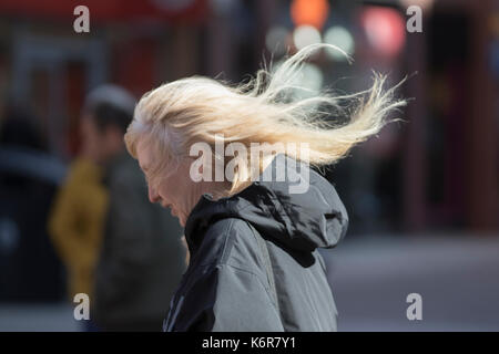 Blackpool, Großbritannien. 13 Sep, 2017. UK Wetter. Starke Winde an der Küste als Sturm Aileen ist aufgrund der nord-west Resorts, mit Winden von bis zu 70 mph erwartet. Unwetterwarnungen sind durch die Met Office ausgestellt worden mit den Norden von England erwartet schweren Regen und Sturmwind zu ertragen. Credit: MediaWorldImages/Alamy leben Nachrichten Stockfoto