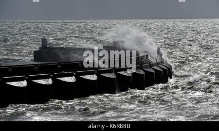 Brighton, UK. 13 Sep, 2017. UK Wetter. Wellen über Brighton Marina an einem windigen Tag an der Südküste als Sturm Aileen weht über Großbritannien heute: Simon Dack/Alamy leben Nachrichten Stockfoto