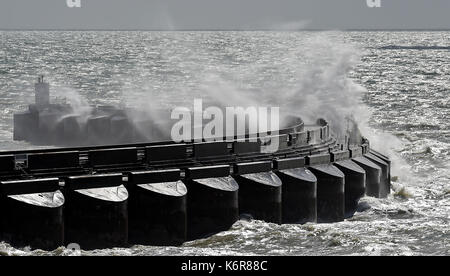 Brighton, UK. 13 Sep, 2017. UK Wetter. Wellen über Brighton Marina an einem windigen Tag an der Südküste als Sturm Aileen weht über Großbritannien heute: Simon Dack/Alamy leben Nachrichten Stockfoto