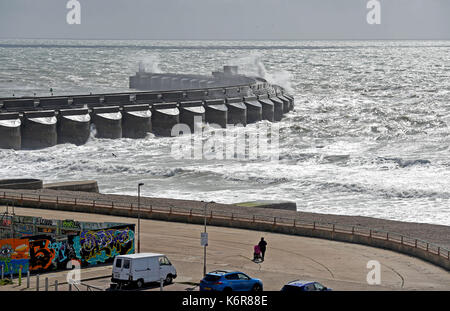 Brighton, UK. 13 Sep, 2017. UK Wetter. Wellen über Brighton Marina an einem windigen Tag an der Südküste als Sturm Aileen weht über Großbritannien heute: Simon Dack/Alamy leben Nachrichten Stockfoto