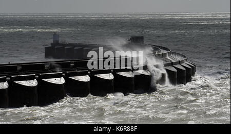 Brighton, UK. 13 Sep, 2017. UK Wetter. Wellen über Brighton Marina an einem windigen Tag an der Südküste als Sturm Aileen weht über Großbritannien heute: Simon Dack/Alamy leben Nachrichten Stockfoto