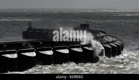 Brighton, UK. 13 Sep, 2017. UK Wetter. Wellen über Brighton Marina an einem windigen Tag an der Südküste als Sturm Aileen weht über Großbritannien heute: Simon Dack/Alamy leben Nachrichten Stockfoto