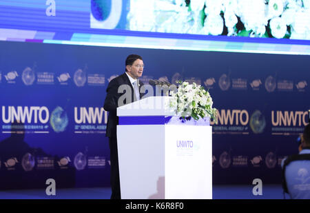 Chengdu, Sichuan Provinz Chinas. 13 Sep, 2017. Taleb Rifai, Generalsekretär der United Nations World Tourism Organization (UNWTO), Adressen der Eröffnungsfeier der 22. Generalversammlung der UNWTO, in Chengdu, der Hauptstadt der Provinz Sichuan im Südwesten Chinas, Sept. 13, 2017. Credit: Jiang Hongjing/Xinhua/Alamy leben Nachrichten Stockfoto