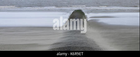 Sand ist über die Dünen durch ein stürmischer Wind auf der Insel Norderney, Deutschland geblasen, 13. September 2017. Foto: Volker Bartels/dpa Stockfoto