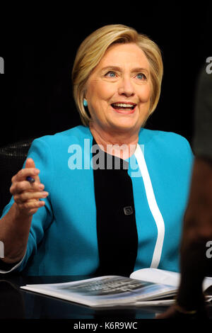 New York, USA. September 2017. Hillary Clinton unterzeichnet am 12. September 2017 in New York City Kopien ihres Buches "Was geschah" auf dem Barnes & Noble Union Square. Quelle: Geisler-Fotopress/Alamy Live News