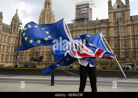 London, Großbritannien. 13 Sep, 2017. Pro-EU bleiben Wähler schwenkten Fahnen außerhalb der EU und der Britischen Westminster vor der 3 Millionen CitizensLobby 17 treffen. Credit: Radek Bayek/Alamy leben Nachrichten Stockfoto