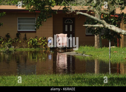 Orlando, USA. 12 Sep, 2017. Ein gepolsterter Stuhl sitzt vor einem Haus in der Orlo Vista Nachbarschaft von Orlando, Florida, am 12. September 2017, in den frühen Morgenstunden des 11. September als Hurrikan Irma überschwemmt wurde durch den Bereich weitergegeben. Die Nationalgarde und Orange County Fire Rescue Personal gerettet 151 Bewohner von Wohnungen in Orly Vista, hatte so viel wie 4 Fuß Wasser in ihnen. 550 Häuser wurden beschädigt. Credit: Paul Hennessy/Alamy leben Nachrichten Stockfoto