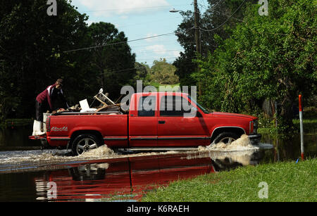 Orlando, USA. 12 Sep, 2017. Ein Pickup Truck mit persönlichen Besitz ist durch eine Straße in der Orlo Vista Nachbarschaft von Orlando, Florida am 12 September, 2017, in den frühen Morgenstunden des 11. September als Hurrikan Irma überschwemmt wurde durch den Bereich weitergegeben. Die Nationalgarde und Orange County Fire Rescue Personal gerettet 151 Bewohner von Wohnungen in Orly Vista auf, von denen einige so viel wie 4 Fuß Wasser in ihnen. 550 Häuser wurden beschädigt. Credit: Paul Hennessy/Alamy leben Nachrichten Stockfoto