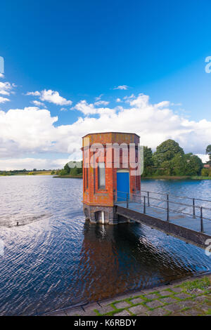 Sywell Country Park, Osten Northamptonshire. 13. September 2017. UK Wetter. Einen schönen sonnigen Abend nach starkem Regen und starken Winden während des Tages. Die originalen Red brick Edwardian Pumpenhaus und den Turm mit Wolken und blauer Himmel im Hintergrund. Credit: Keith J Smith./Alamy leben Nachrichten Stockfoto