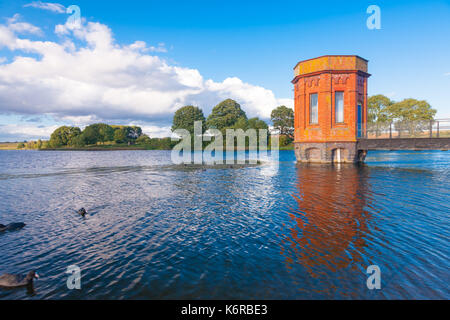 Sywell Country Park, Osten Northamptonshire. 13. September 2017. UK Wetter. Einen schönen sonnigen Abend nach starkem Regen und starken Winden während des Tages. Die originalen Red brick Edwardian Pumpenhaus und den Turm mit Wolken und blauer Himmel im Hintergrund. Credit: Keith J Smith./Alamy leben Nachrichten Stockfoto