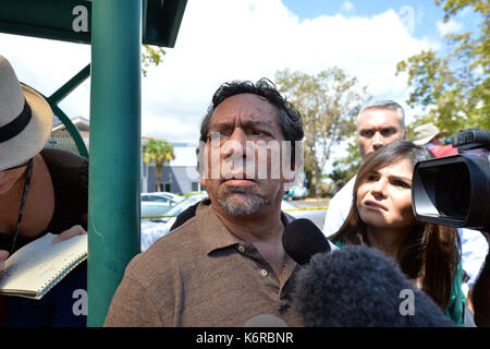 Miami Beach, FL, USA. 13 Sep, 2017. (Exklusive DECKUNG) *** KEINE NY TAGESZEITUNGEN *** *** EDITORIAL NUR VERWENDEN *** *** EDITORIAL NUR VERWENDEN *** Das Rehabilitationszentrum in Hollywood Hills, bestätigt, dass es dort einen längeren Stromausfall an den Transformator, der Klimaanlage, der als Folge der extremen Kategorie 5 Hurrikan Irma angetrieben." Drei starb im Pflegeheim, und drei andere starb nach zum Memorial Healthcare System Einrichtungen transportiert werden, sagten Beamte am 13. September 2017 in Hollywood, Florida Personen: Willie Rodriguez Credit: MPI122/Medien Punch/Alamy leben Nachrichten Stockfoto