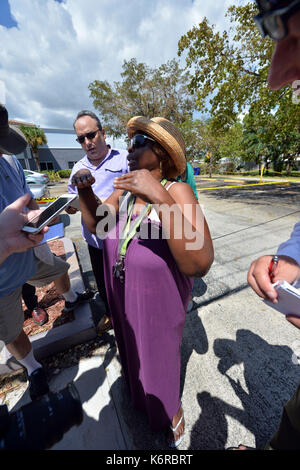 Miami Beach, FL, USA. 13 Sep, 2017. (Exklusive DECKUNG) *** KEINE NY TAGESZEITUNGEN *** *** EDITORIAL NUR VERWENDEN *** *** EDITORIAL NUR VERWENDEN *** Das Rehabilitationszentrum in Hollywood Hills, bestätigt, dass es dort einen längeren Stromausfall an den Transformator, der Klimaanlage, der als Folge der extremen Kategorie 5 Hurrikan Irma angetrieben." Drei starb im Pflegeheim, und drei andere starb nach zum Memorial Healthcare System Einrichtungen transportiert werden, sagten Beamte am 13. September 2017 in Hollywood, Florida Personen: Fiona Wilson Credit: MPI122/Medien Punch/Alamy leben Nachrichten Stockfoto