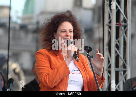 London, Großbritannien. 13 Sep, 2017. Sänger und Dirigent Barbara Hoefling spricht auf der Kundgebung für die EU-Migranten in Trafalgar Square. Mehr als drei Millionen EU-Migranten leben derzeit in Großbritannien, mit viele befürchten, ihre Zukunft nach Brexit. Credit: PoliPixUK/Alamy leben Nachrichten Stockfoto