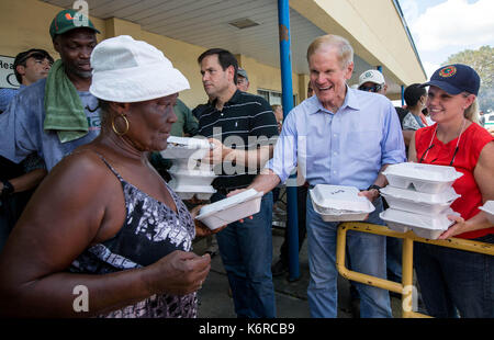 September 13, 2017 - Belle Glade, Florida, US-Senator Marco Rubio, Senator Bill Nelson und Palm Beach County stellvertretender Bürgermeister Melissa McKinlay handout Mahlzeiten zu den Lichtungen Bereich Bewohner an einer Messe Verteilung von Nahrungsmitteln und Wasser bei NW 2. Straße und W Canal Street in Belle Glade, Florida am 13. September 2017. 2000 Mahlzeiten wurden in Partnerschaft mit Christus Fellowship Church, PBC Food Bank, Home Depot, Zuckerrohr Züchter, Stadt von Belle Glade, Stadt der Pahokee und der Stadt South Bay verteilt. Der Plan für Donnerstag ist auf 3000 Mahlzeiten mit Eis und Wasser am gleichen Standort verteilt werden soll. (Credit Ima Stockfoto