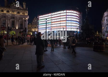 London, Großbritannien. 13 Sep, 2017. Die neue riesige Werbefenster in Piccadilly Circus ist gesehen zu werden hinter Gerüsten getestet. Im Januar 2017 wechselte, den vorhergehenden Bildschirmen haben durch Europas größte digitale, ultra-high definition gebogene Leinwand 8,500 sq ft (790 m2) und wird enthüllt iun Herbst 2017 ersetzt worden. Werbekunden profitieren von der Fähigkeit des Bildschirms zwischen sechs Full-motion-Abschnitte, die gemeinsam oder eine kurze 1-Marke Übernahme der komplette Bildschirm drehen. Credit: Stephen Chung/Alamy leben Nachrichten Stockfoto