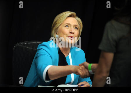 New York, NY, USA. 12 Sep, 2017. Die frühere US-Außenministerin Hillary Clinton, Zeichen Kopien ihres Buches, "was geschah" bei Barnes & Noble Union Square am 12. September 2017 in New York City. Quelle: MPI122/Medien Punch/Alamy leben Nachrichten Stockfoto