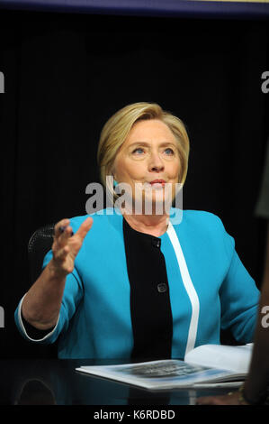 New York, NY, USA. 12 Sep, 2017. Die frühere US-Außenministerin Hillary Clinton, Zeichen Kopien ihres Buches, "was geschah" bei Barnes & Noble Union Square am 12. September 2017 in New York City. Quelle: MPI122/Medien Punch/Alamy leben Nachrichten Stockfoto