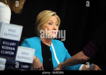 New York, NY, USA. 12 Sep, 2017. Die frühere US-Außenministerin Hillary Clinton, Zeichen Kopien ihres Buches, "was geschah" bei Barnes & Noble Union Square am 12. September 2017 in New York City. Quelle: MPI122/Medien Punch/Alamy leben Nachrichten Stockfoto