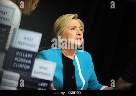 New York, NY, USA. 12 Sep, 2017. Die frühere US-Außenministerin Hillary Clinton, Zeichen Kopien ihres Buches, "was geschah" bei Barnes & Noble Union Square am 12. September 2017 in New York City. Quelle: MPI122/Medien Punch/Alamy leben Nachrichten Stockfoto