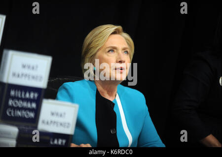 New York, NY, USA. 12 Sep, 2017. Die frühere US-Außenministerin Hillary Clinton, Zeichen Kopien ihres Buches, "was geschah" bei Barnes & Noble Union Square am 12. September 2017 in New York City. Quelle: MPI122/Medien Punch/Alamy leben Nachrichten Stockfoto