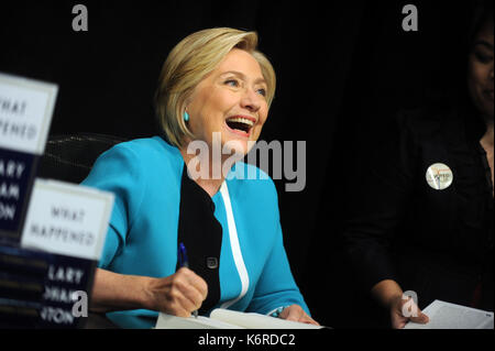 New York, NY, USA. 12 Sep, 2017. Die frühere US-Außenministerin Hillary Clinton, Zeichen Kopien ihres Buches, "was geschah" bei Barnes & Noble Union Square am 12. September 2017 in New York City. Quelle: MPI122/Medien Punch/Alamy leben Nachrichten Stockfoto