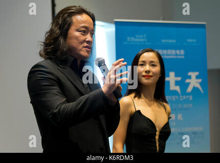 Toronto, Kanada. 13 Sep, 2017. Direktor Zhao Hantang (L) und Schauspielerin Jiang Yiyan nehmen an der Pressekonferenz der nordamerikanischen Premiere des chinesischen Films eventy - Sieben Tage" in Toronto, Kanada, Sept. 13, 2017. Credit: Zou Zheng/Xinhua/Alamy leben Nachrichten Stockfoto