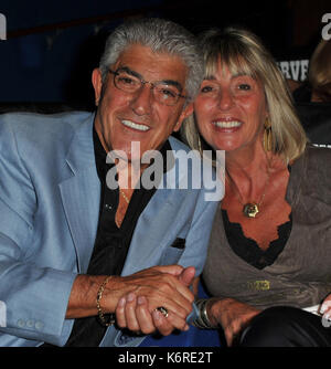 FORT LAUDERDALE, FL - Januar 08: Frank Vincent kommt an das Screening der Gattung bei Cinema Paradiso. GENIUS auf Halten ist ein Dokumentarfilm von Frank Vincent (Goodfellas, Casino, Raging Bull), erzählt die epische Geschichte von Walter L. Shaw, ein technisches Genie, das mehr als ein halbes Jahrhundert vor, Technologie, die rudimentäre Telefon System der 50er Jahre in den Grundstein des heutigen Schneide Telekommunikations-industrie verwandelt erfunden erzählt. AT&T statt einem Würgegriff Monopol. Am 8. Januar in Fort Lauderdale, Florida, 2009. Quelle: MPI122/MediaPunch Stockfoto