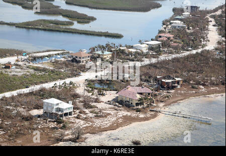 Duck Key, FL, USA. 13 Sep, 2017. Beschädigte Häuser in Big Pine Key nach Hurrikan Irma schlagen die Florida Keys. Mike Stocker, Südflorida Sonne-Hinweissymbol Credit: Sonne-hinweissymbol/ZUMA Draht/Alamy leben Nachrichten Stockfoto