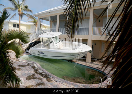 Duck Key, Florida, USA. 13 Sep, 2017. Ein Boot sitzt über einen Pool an einem Haus in Duck Key, dass erhebliche Schäden vom Hurrikan Irma getragen. Credit: Sonne-hinweissymbol/ZUMA Draht/Alamy leben Nachrichten Stockfoto